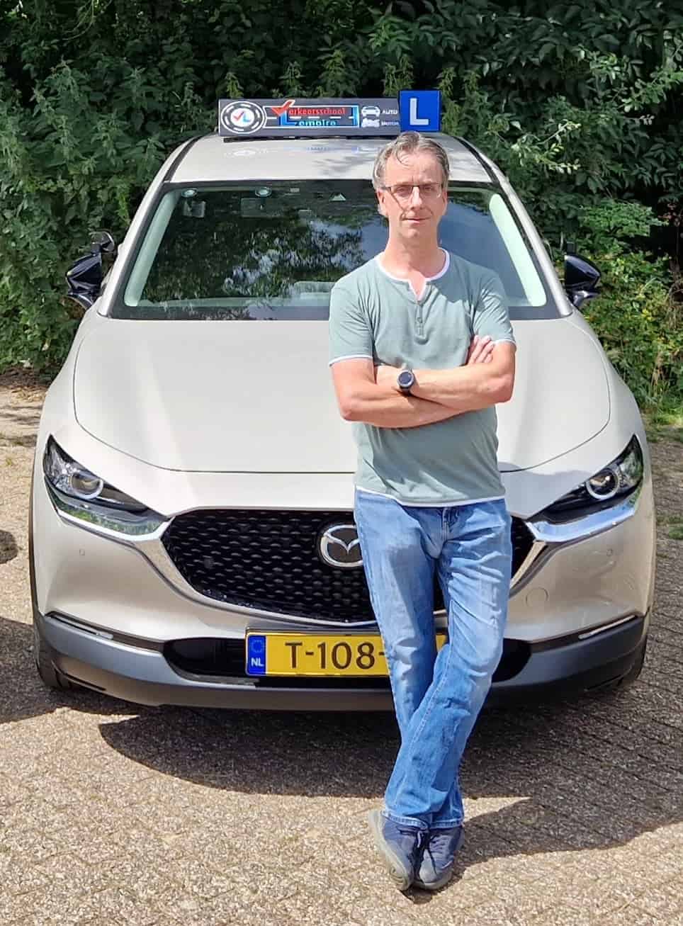Rij instructeur voor zijn auto