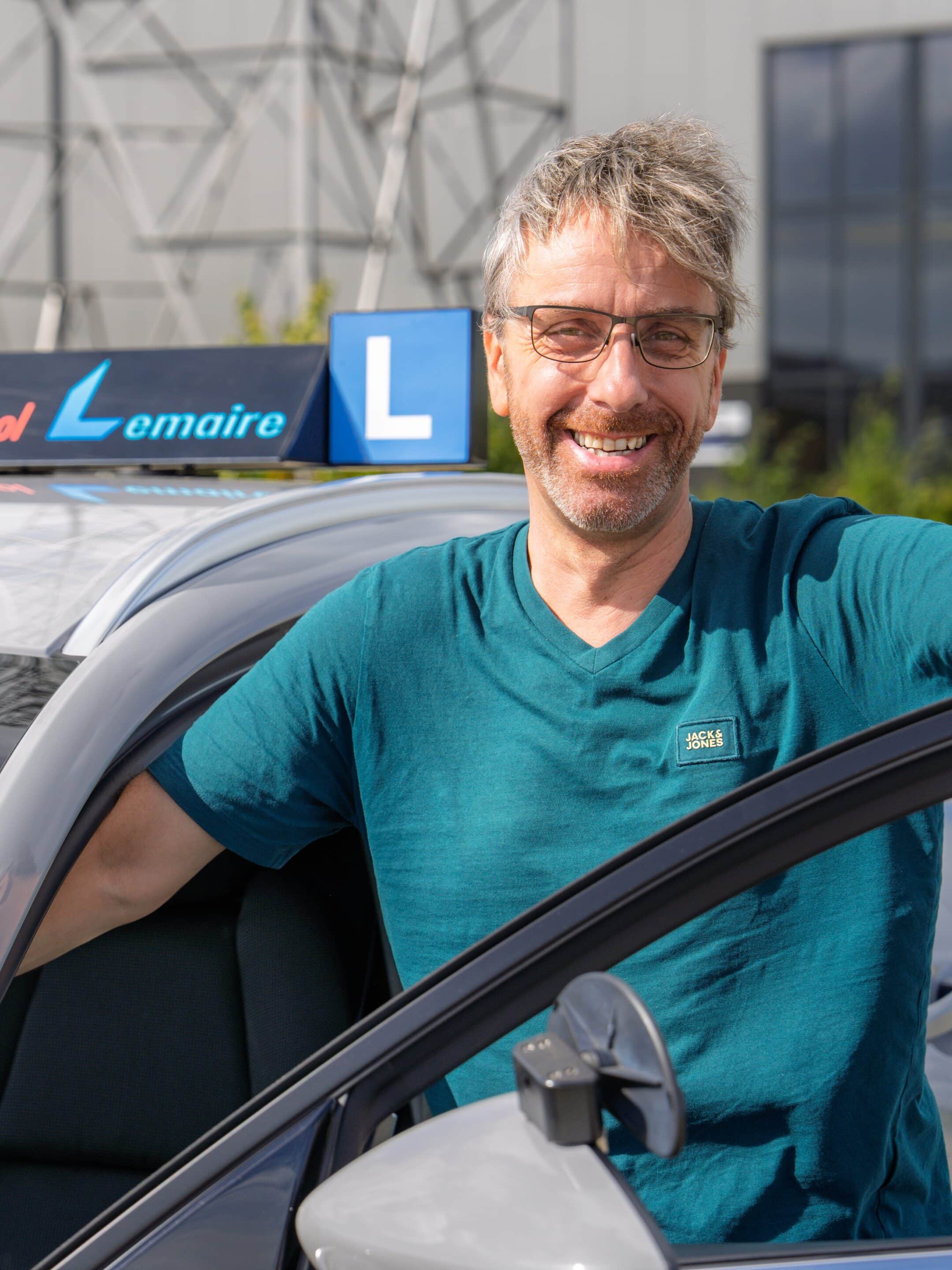 rij instructeur bij auto